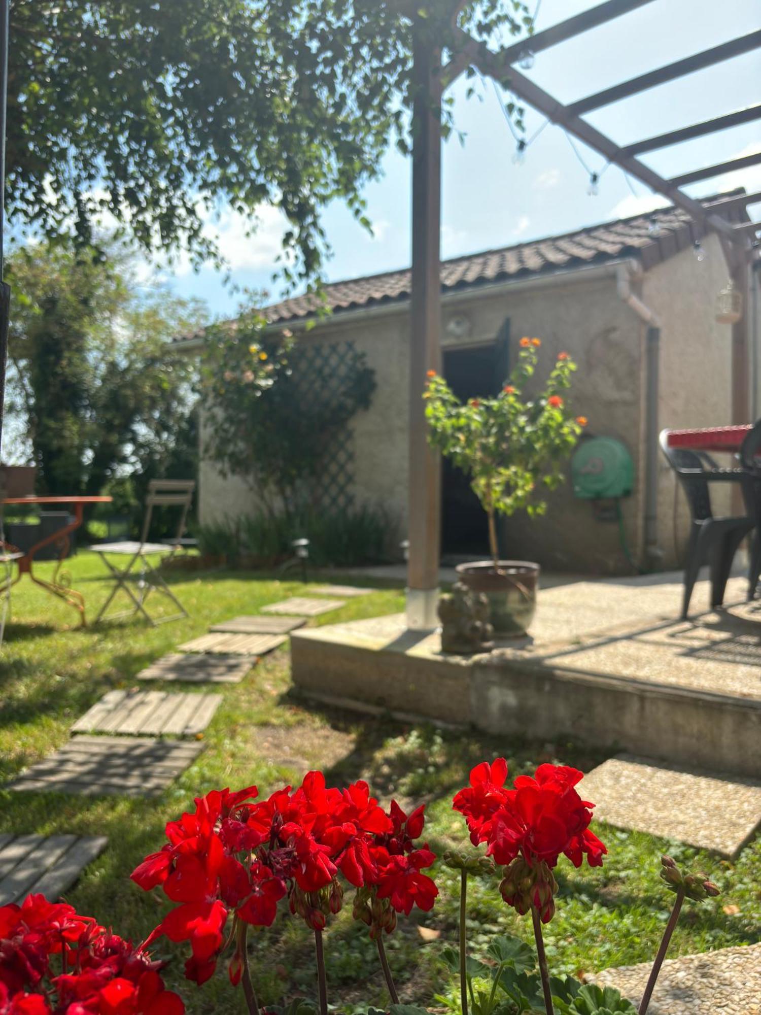 Appartamento Studio En Auvergne Le Ruisseau Saint-Priest-Bramefant Esterno foto